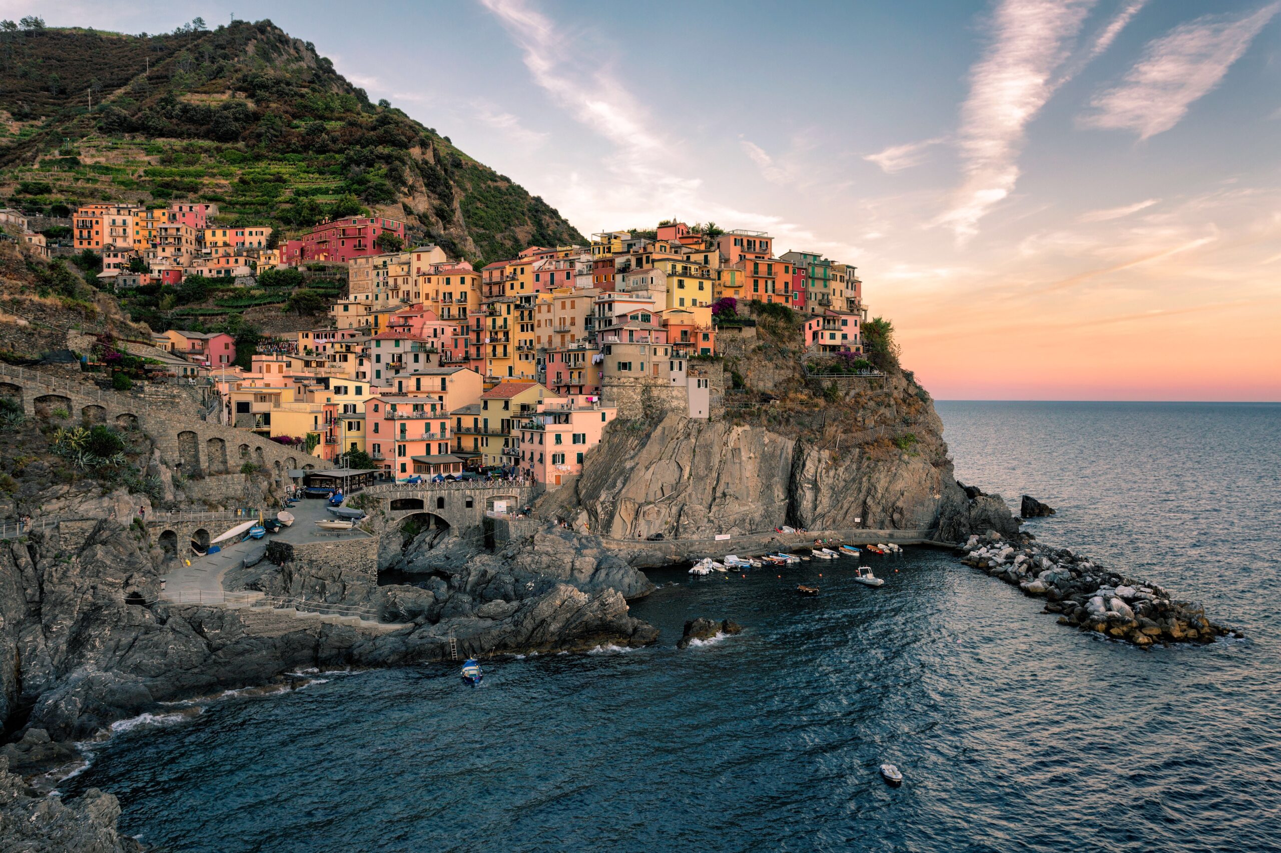 Bunte Häuser von Manarola an den Klippen der Cinque Terre – atemberaubender Blick auf das ligurische Meer bei Sonnenuntergang.