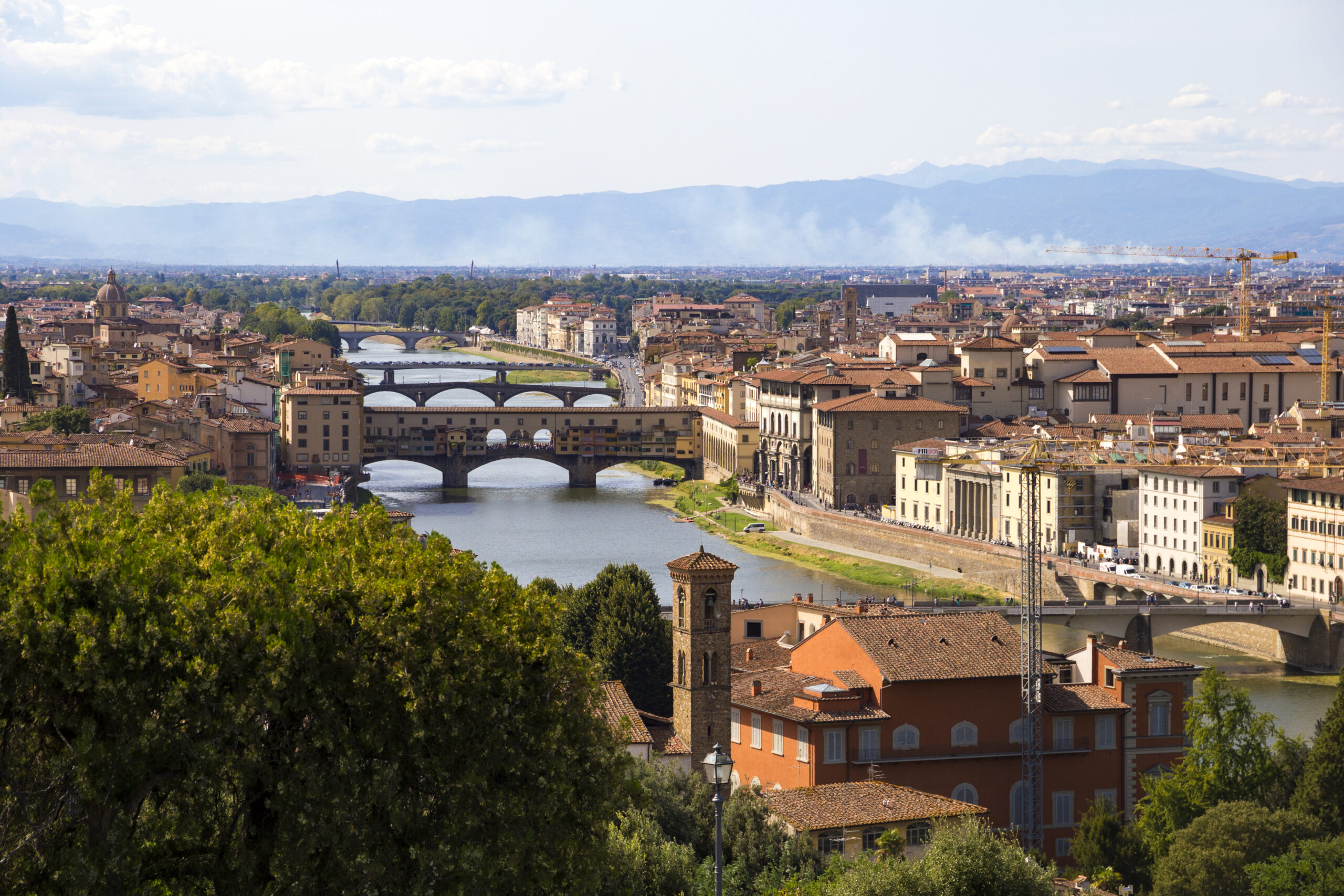 Atemberaubender Blick vom Piazzale Michelangelo auf Florenz mit Ponte Vecchio, Arno und den Dächern der Stadt – pura bellezza italiana.
